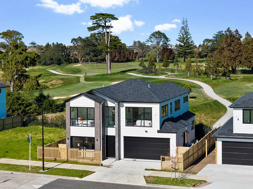 Papatoetoe 5Moenga Elegant Living with Golf Course Views