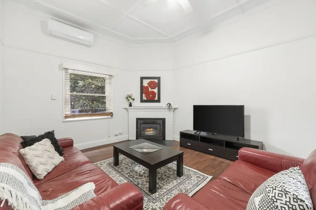 Colac 4房  POSITION, POTENTIAL & RARE LANDHOLDING ON 2,963SQM