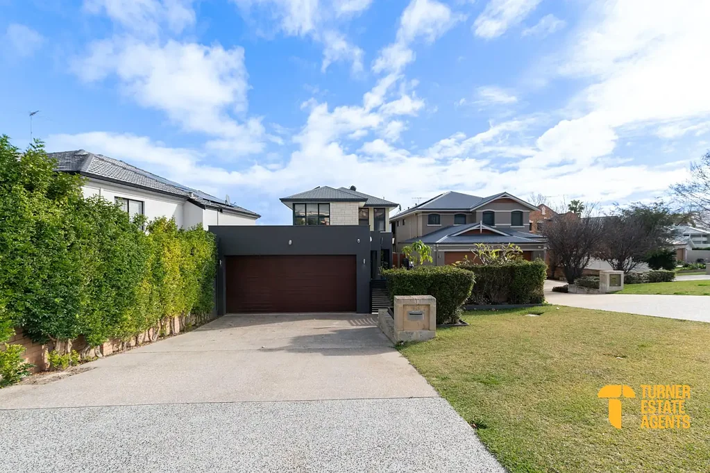 Alfred Cove 5房  FIVE LIVING ZONES. ONE SPARKLING POOL. RIVER SIDE.