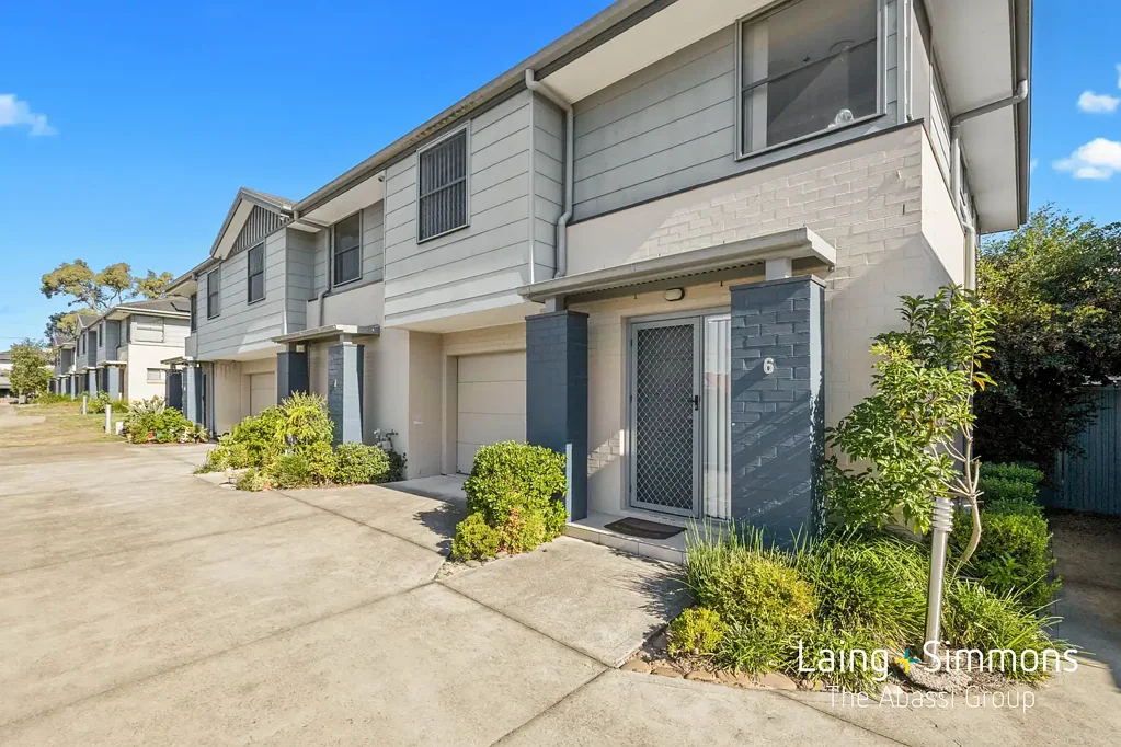 Oxley Park 4غرفة نوم Modern Townhouse Living in a Well Connected Oxley Park Location