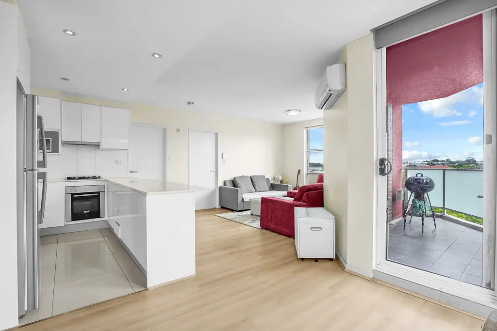 4 Minutes Walk To Auburn Station And Shopping Centre!!