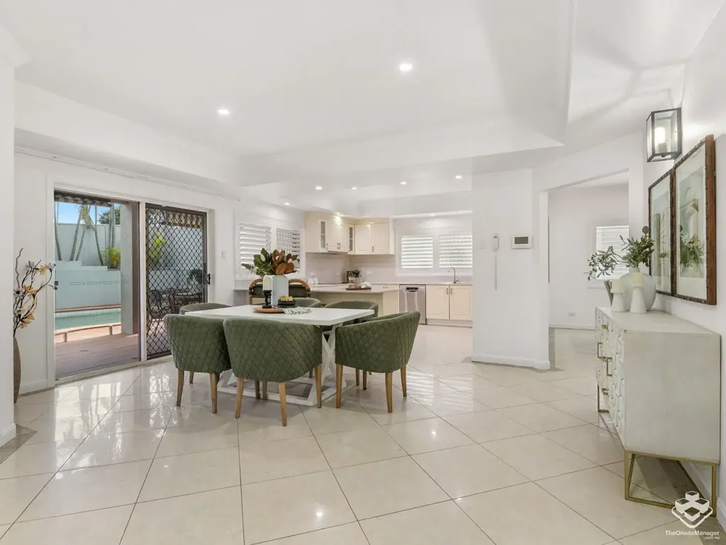 Carindale 6 Bedroom Spacious Living at its Finest