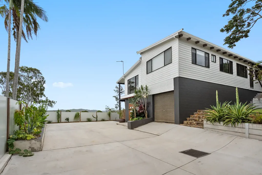 Coolum Beach 4房  Character Home with Panoramic Views & Studio