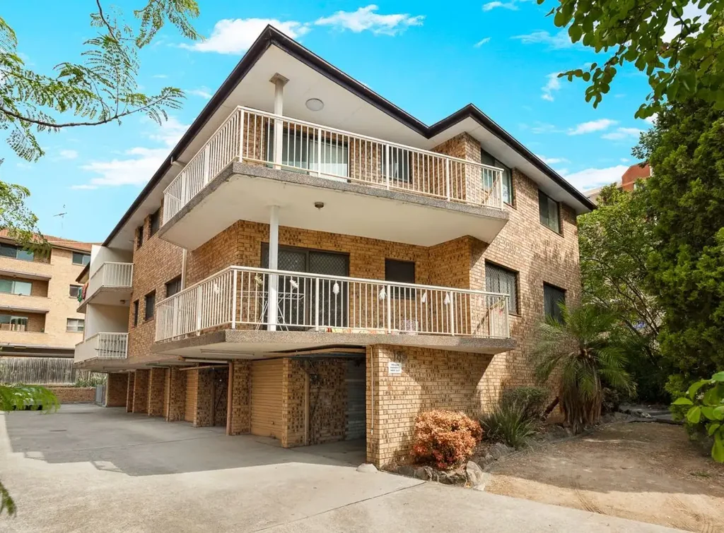GREAT LOCATION IN THE HEART OF WESTMEAD!