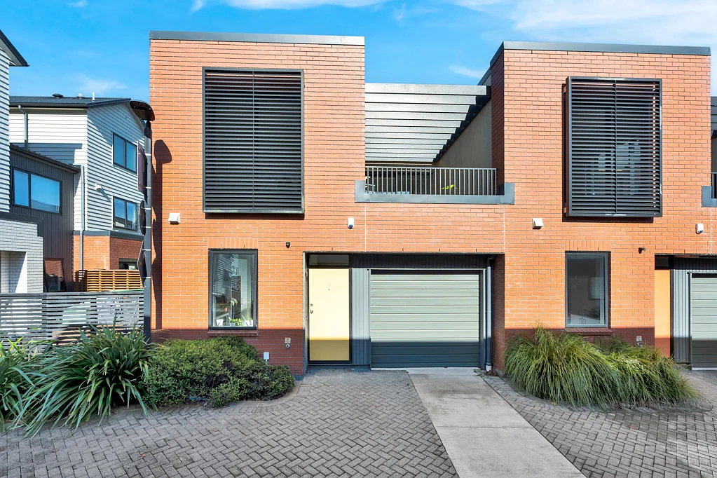 Hobsonville 3Moenga Brick Corner, Secure Garage, Top Location