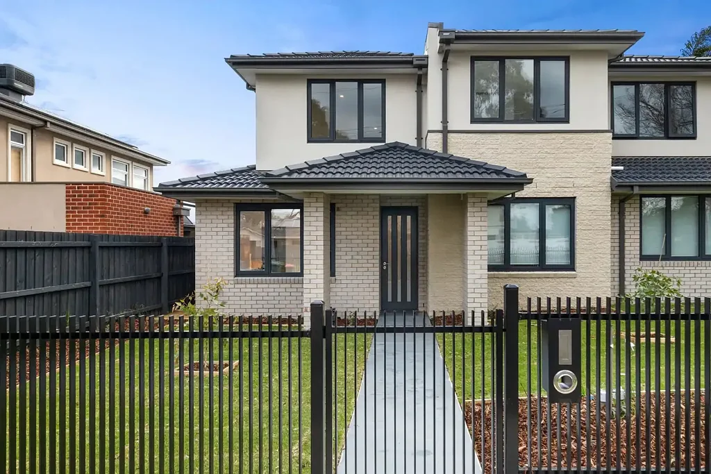 Mount Waverley 4房 全新联排别墅 优质V形木地板 Bosch厨房电器 开放式生活区 岛屿早餐吧台 铺砌娱乐后院 主卧步入式衣帽间 套间瓷砖 双层玻璃 车库通道停车 便捷学区交通 SOPHISTICATED QUALITY IN MWSC CATCHMENT (STSA)
