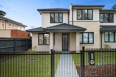 Mount Waverley 4房 全新联排别墅 优质V形木地板 Bosch厨房电器 开放式生活区 岛屿早餐吧台 铺砌娱乐后院 主卧步入式衣帽间 套间瓷砖 双层玻璃 车库通道停车 便捷学区交通 SOPHISTICATED QUALITY IN MWSC CATCHMENT (STSA)