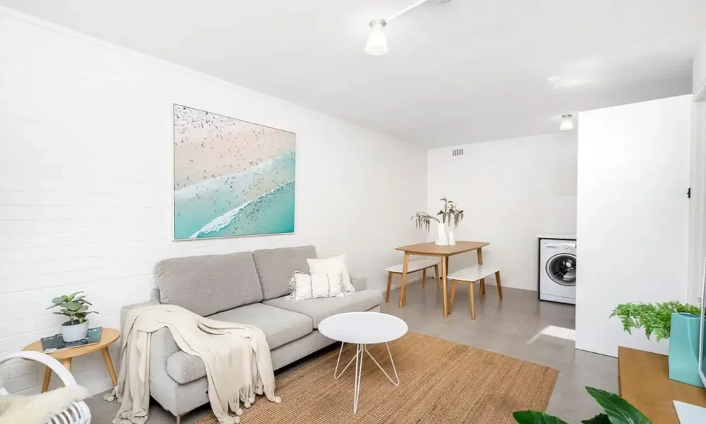 RENOVATED 1x1 UNIT IN BOUTIQUE COMPLEX – WALK TO THE BEACH!