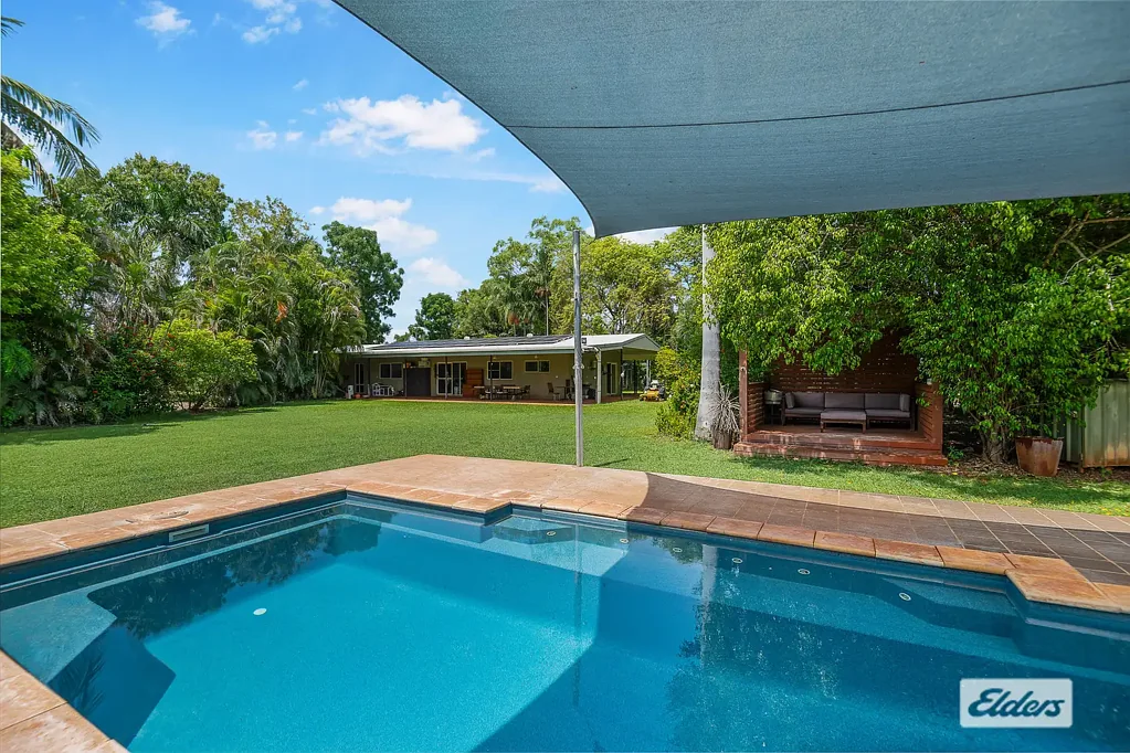Katherine 6Zimmer FEATURES PLUS!!   Nestled at the end of a quiet and safe cul-de-sac just minutes from town