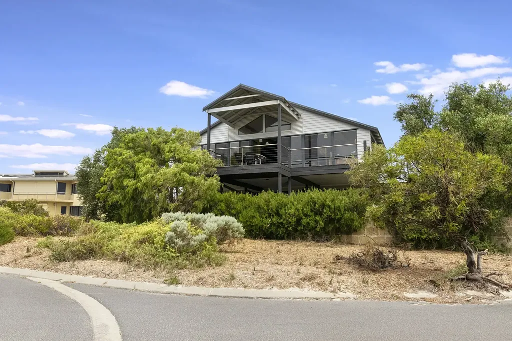 Fully furnished beach house-vibes amongst the bush