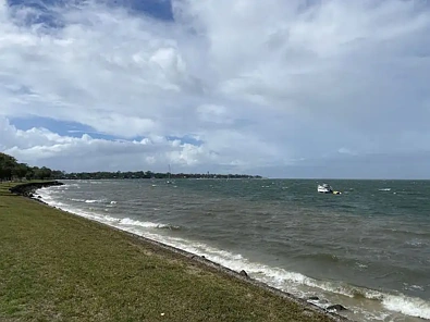 Bongaree 3房 自然环境优美 私密性佳 610平米土地 滨水区近 400米商区 翻修空间大 梦想之家 ESCAPE TO PARADISE