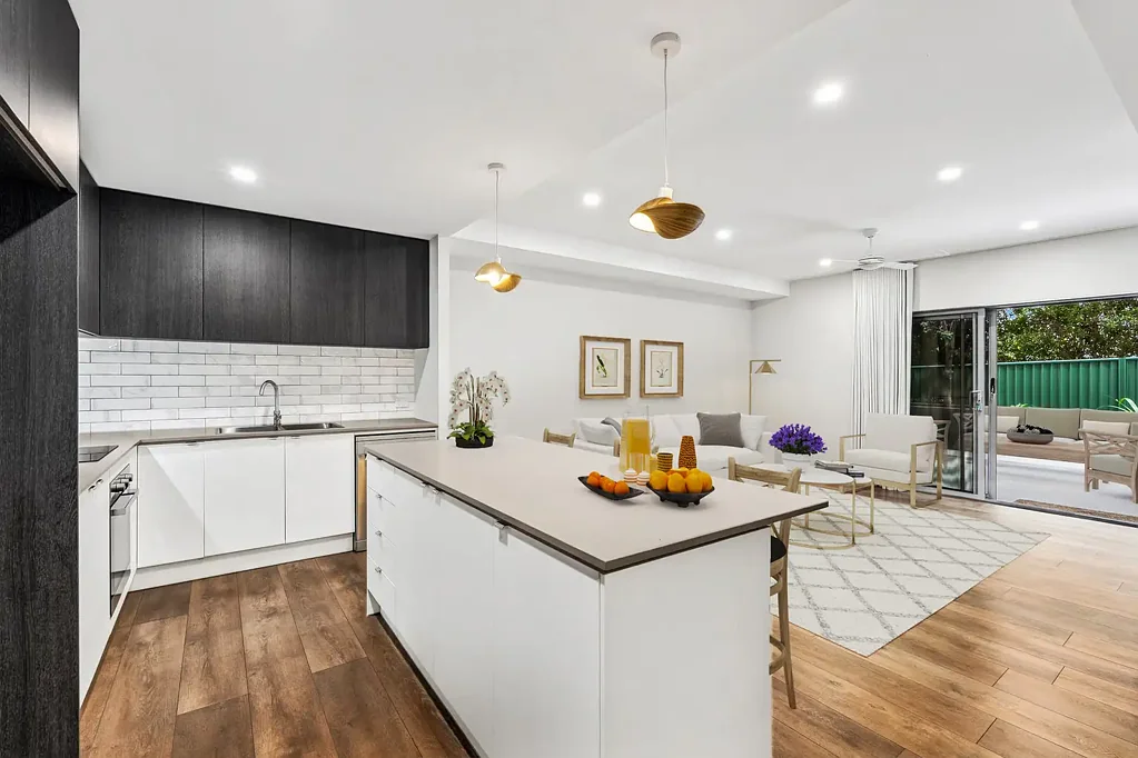 Helensvale 2房  Near-New Luxury Living in the Heart of Helensvale - Vacant & Ready to Move In