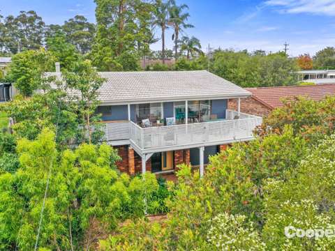 Mollymook Beach 3 Bedroom Treetop Coastal Home with Private Leafy Views