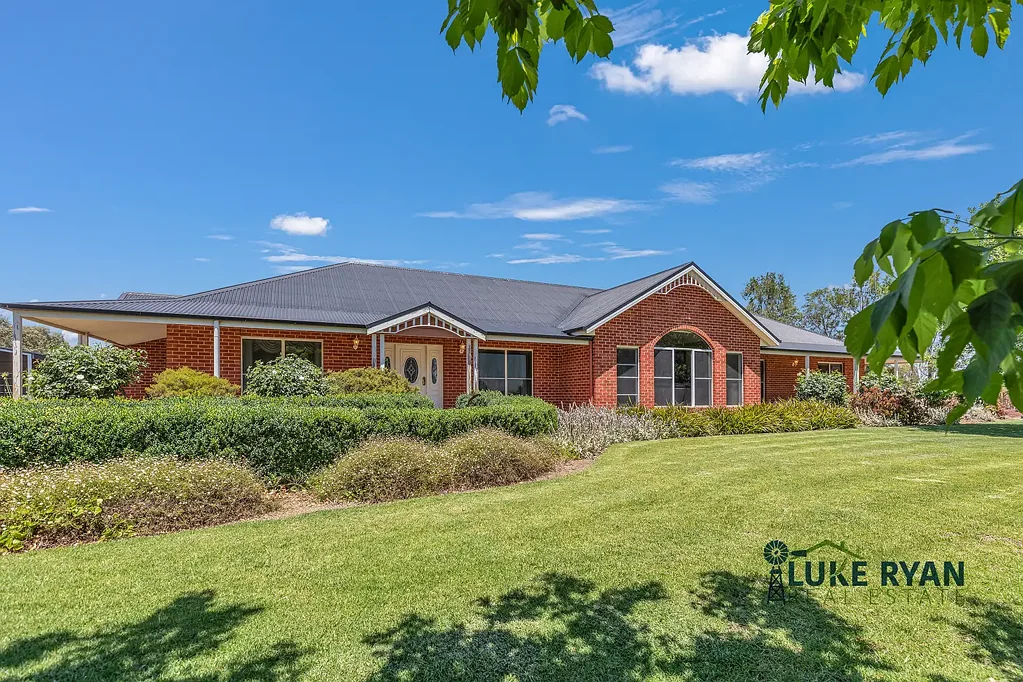 Bamawm LUXURY RURAL LIFESTYLE & HIGHLY PRODUCTIVE HAY FARM - A RARE OFFERING!