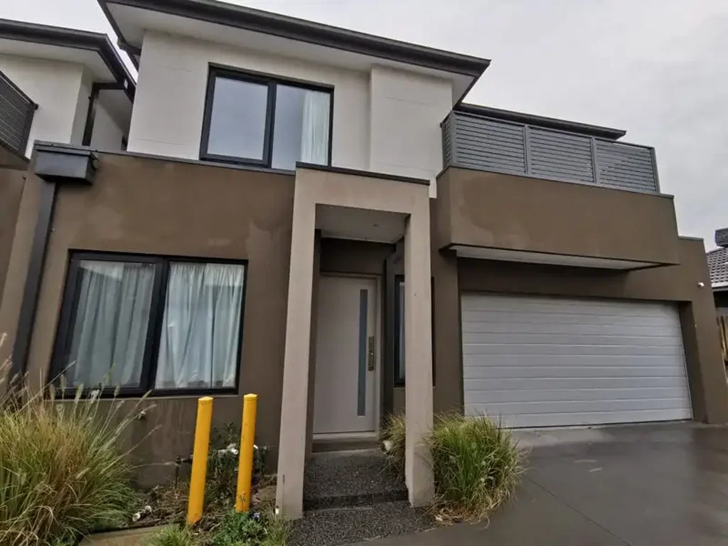 Affordable Spacious home Close to Springvale Station!