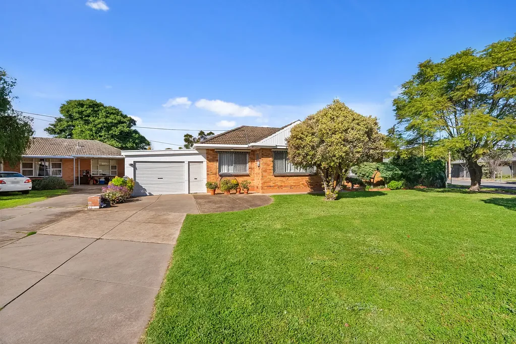 Somerton Park 3房  Go all-in on coastal potential where Somerton Park keeps getting better...