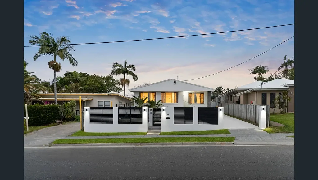 Renovated Coastal Family Home,  Walk to the Broadwater