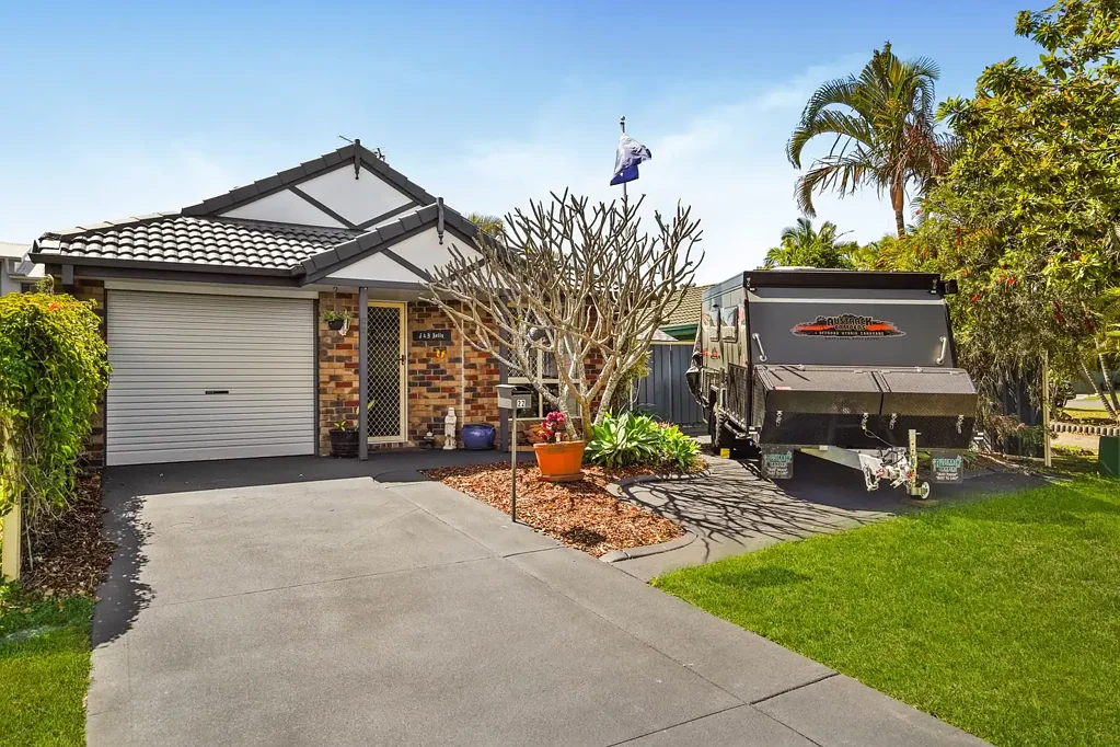 Coombabah 3कमरा Spacious Lowset Home with Excellent Caravan or Boat Storage