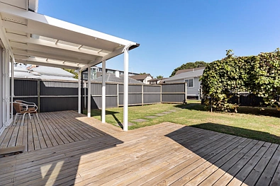 STANDALONE / COVERED OUTDOOR LIVING / PRIVATE GARDEN / EXCELLENT LOCATION