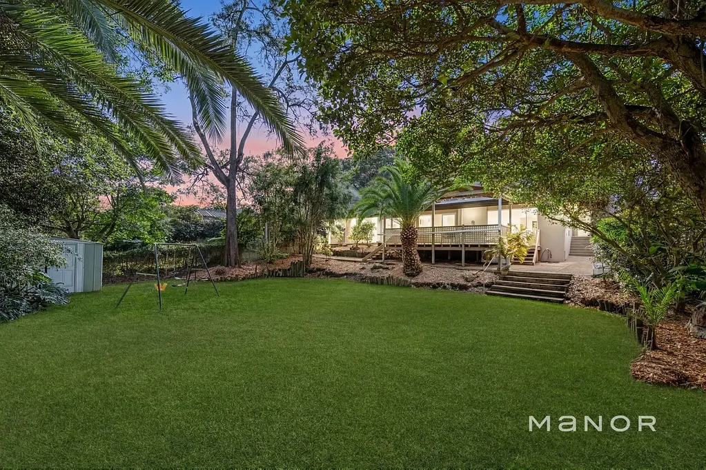 Baulkham Hills 4房 宽敞929.5sqm地块 多个生活空间 功能齐全厨房 有盖户外娱乐 双车库 宽敞后院 近学校商店 A Hidden Gem on an Impressive 929.5sqm Block