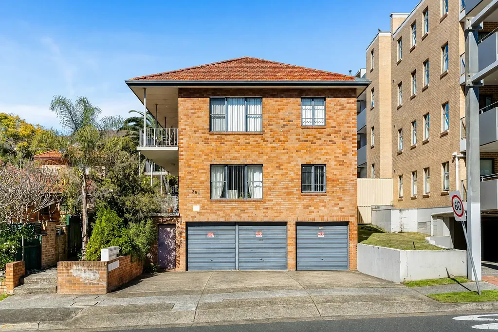 Caringbah 2房 Caringbah 中心，带双车位车库！ Centre of Caringbah with 2 car garage!
