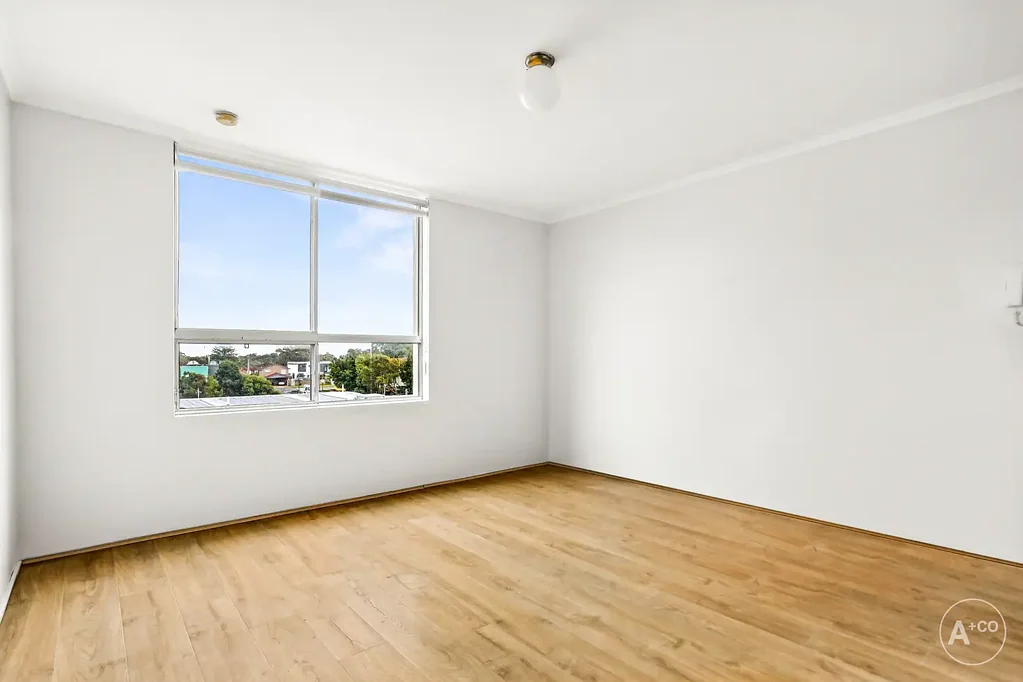 Bright Studio Apartment with Car Space!