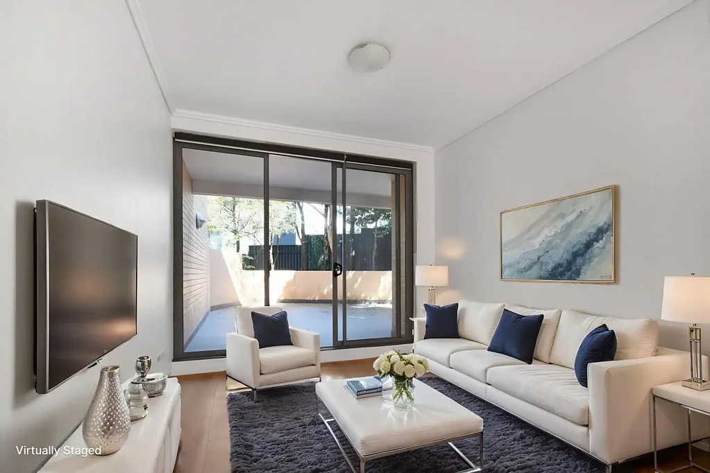 HUGE COURTYARD APARTMENT WITH PARKING