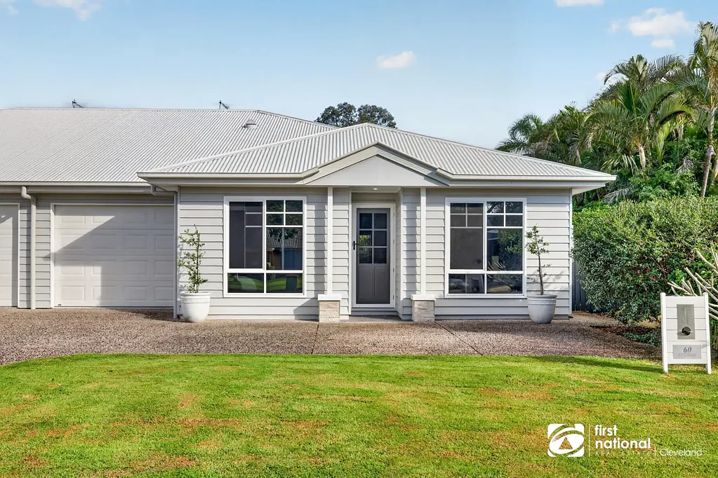 HAMPTONS COASTAL HOME + SOLAR - WALKING DISTANCE TO THE BAY