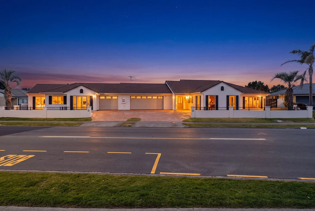 Papamoa 6房  Two Homes. One Address.