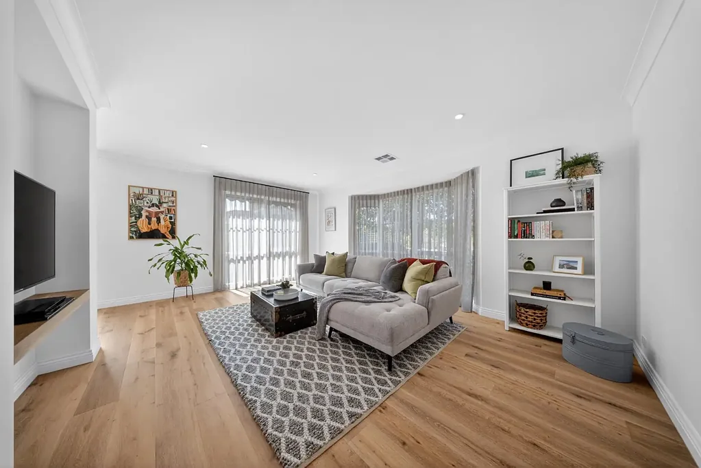 Murrumbeena 3房 全面翻新住宅 三卧两浴 双车库 高端装修 入学范围好 公园环绕 咖啡馆近 铁路公交便 A Breathtaking Blend of Character and Contemporary Comfort