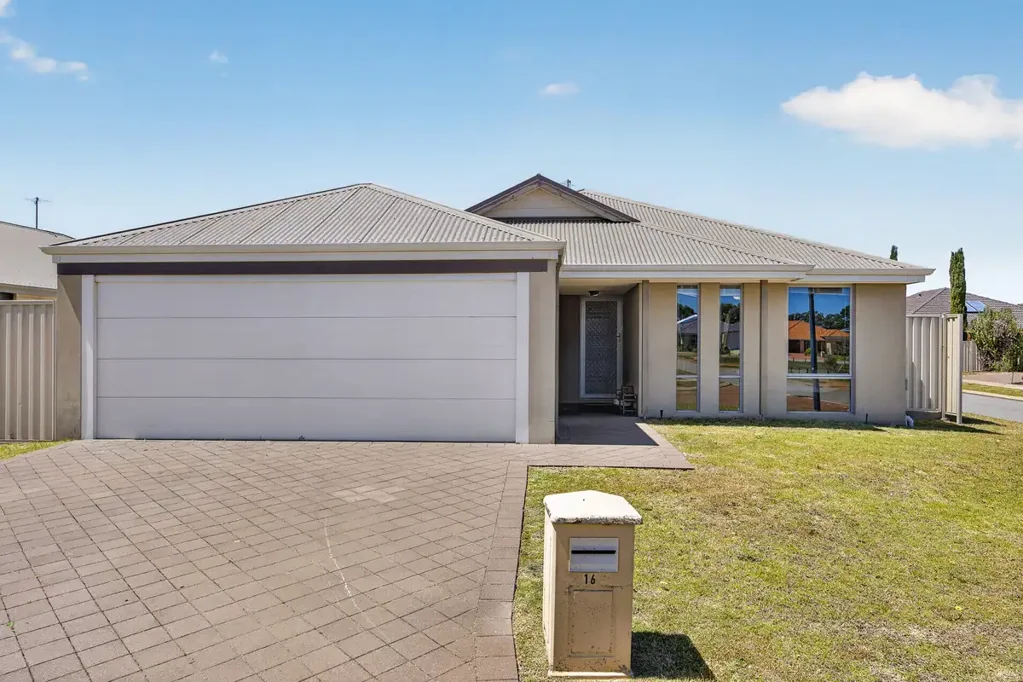 Secret Harbour 4房  Why: Because carefree comfort meets an ultra-convenient setting in this well-placed and park facing family home