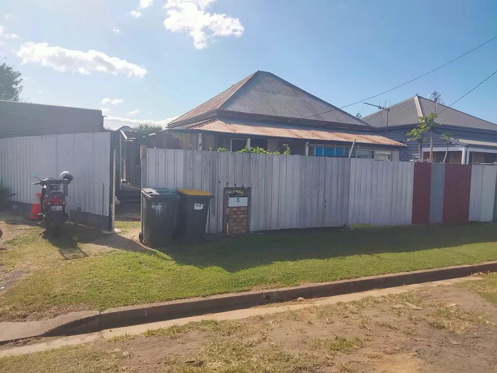 Bundaberg East 4Phòng ngủ RESTORE OR REDEVELOP SELLING AS IS.