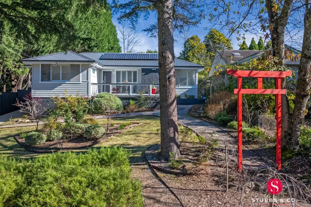 Leura 4ห้องนอน Light-Filled Designer Living in a Quiet South Leura Cul-de-Sac