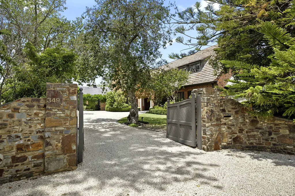Balwyn 6房 宽敞六卧四卫 现代精致装修 主卧套房奢华 美食厨房岛台 2060平米地块 邻近顶尖私校 Box Hill Central便捷 Period charm with no heritage overlays.