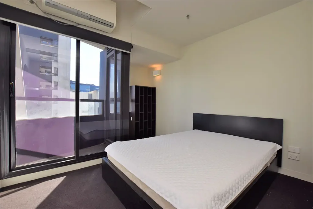 STUDENTS ONLY - FURNISHED & READY TO MOVE IN