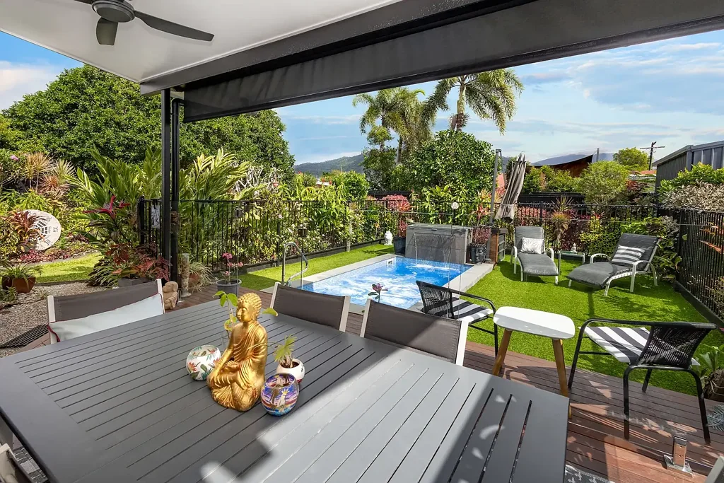 Manunda 3房  "SELLER SAYS SELL -- THIS WEEK !!! "

YOU WON'T APPRECIATE THIS HOME UNTILL YOU STEP INSIDE