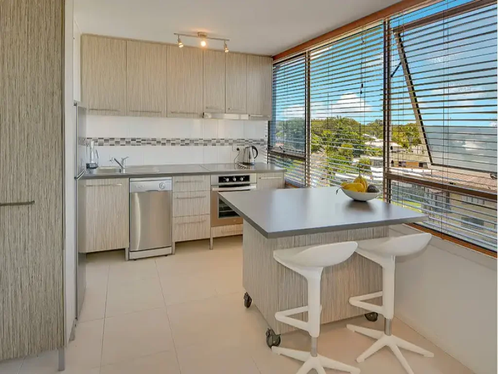 Alexandra Headland 1ห้องนอน Elevated One-Bedroom Gem – Location, Views & Income