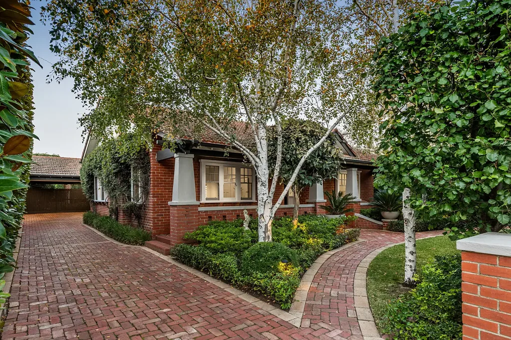 Brighton 5房 Justine设计花园 834sqm占地 砖砌加州平房 高天花板壁炉 Miele电器 厨房石质表面 面向花园主卧 壁炉步入式衣柜 水暖供暖 五车停车位 North-Facing Californian Charm in Enchanting Garden Setting