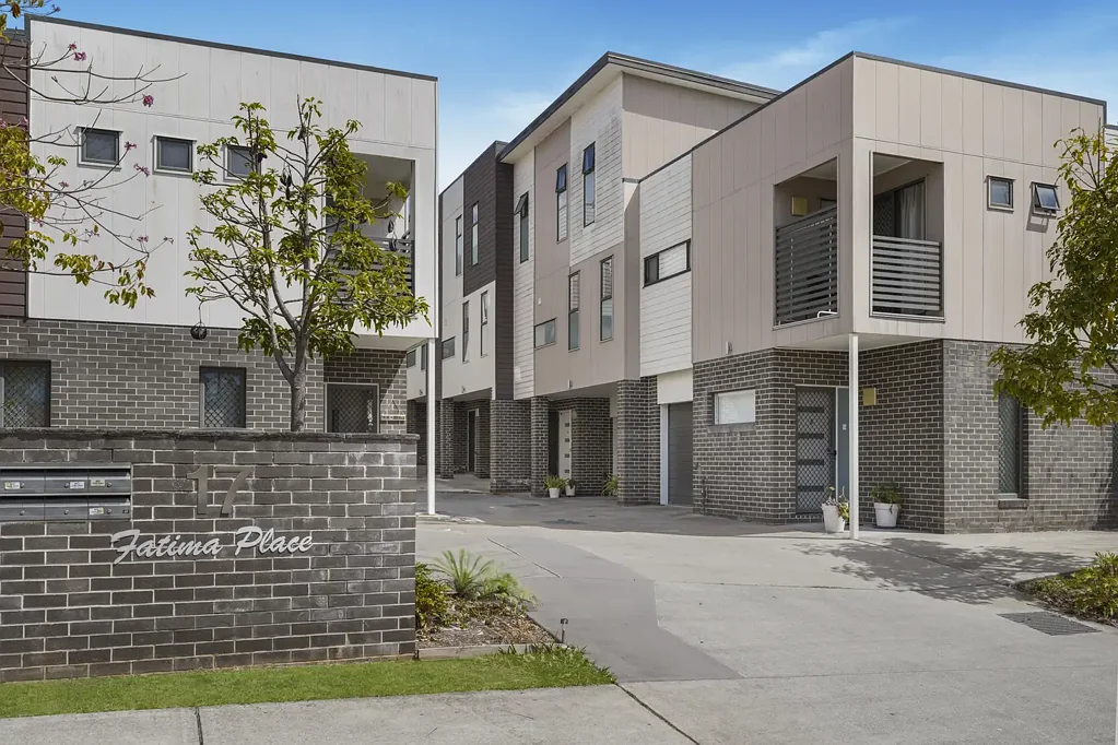 Mount Gravatt 3 Slaapkamer THREE LEVELS OF LIFESTYLE WITH LOW BODY CORPORATE