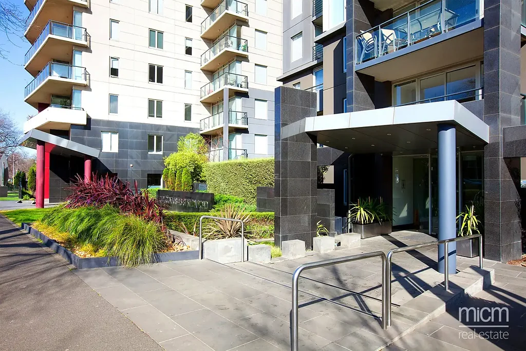 Bright and Spacious Three Bedroom Apartment in a Peaceful Pocket on St Kilda Road