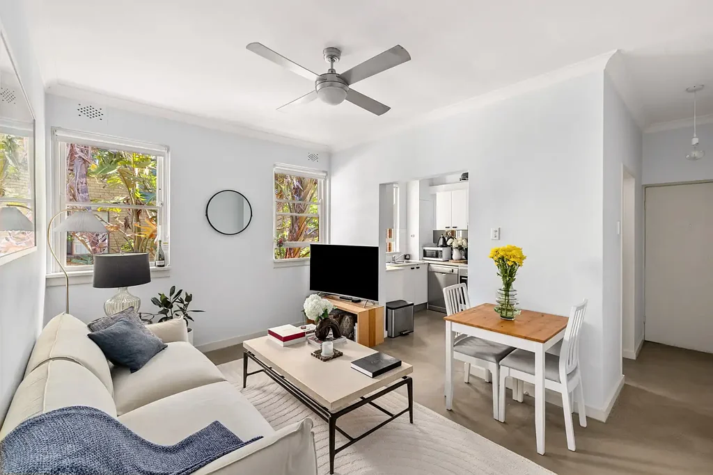 Renovated apartment near Hayes St Ferry and waterfront
