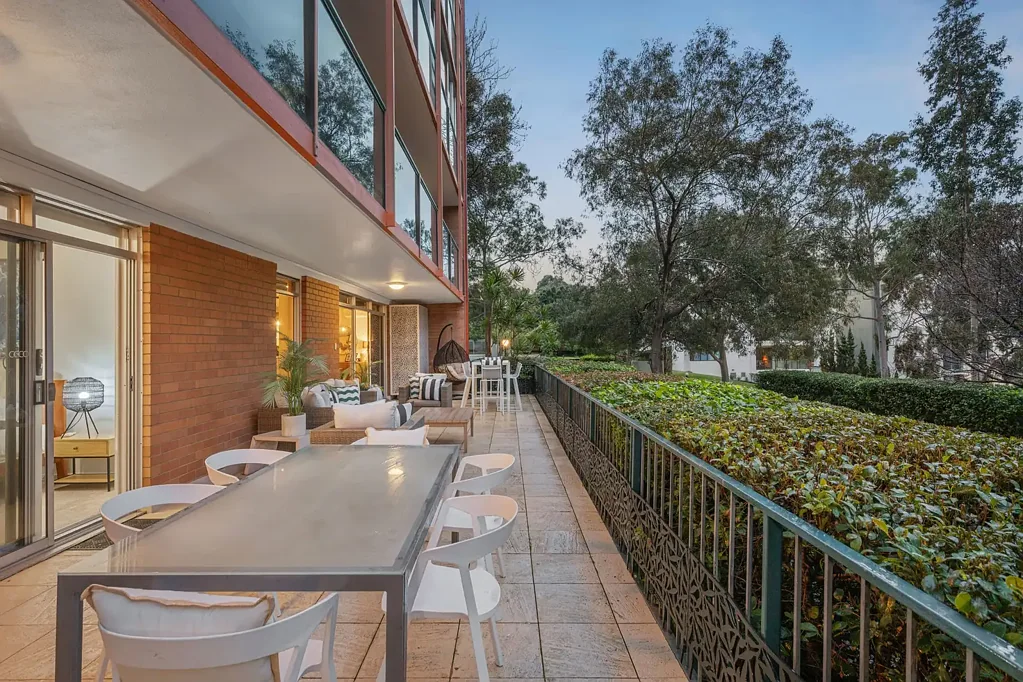 Crawley 4 Bedroom Ground Floor, Grand Address: Four Bedrooms on Kings Park Avenue