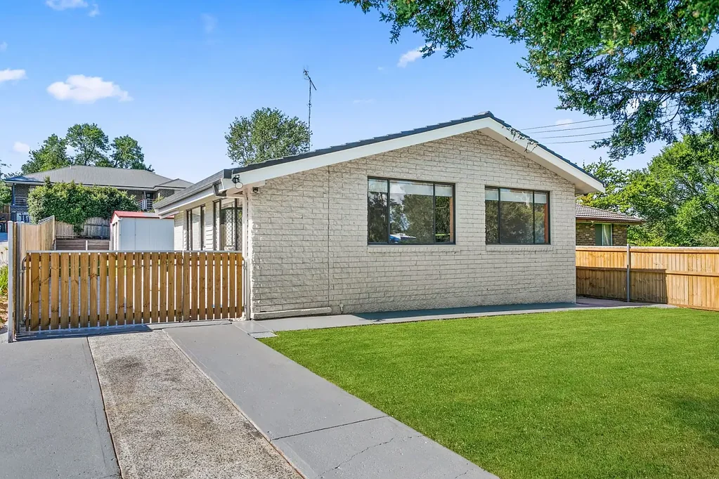 LOVELY 4 BEDROOM FAMILY HOME IN HEART OF PICTON