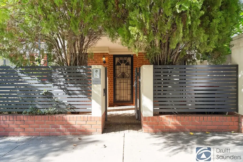 UNDER APPLICATION!
Unbeatable Highgate Location