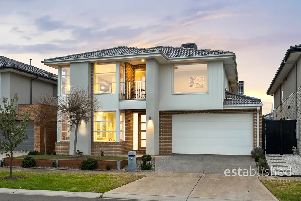 Werribee South 5房 海滨瑰宝 三条街到海滩 公园景观 健身网球场 家庭友好 豪华双层 现代设计 开放式厨房 主卧套房 私人阳台 浅色地板 便捷停车 社区氛围 Wake Up to an Ocean Breeze and Parkside Elegance