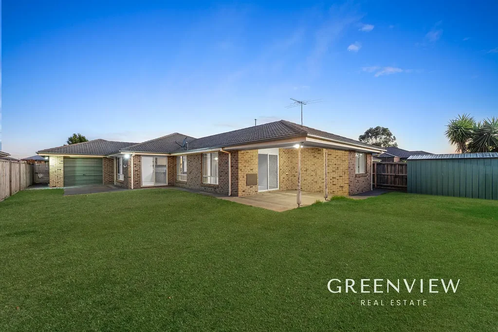 33 Charlbury Crescent, Cranbourne North, VIC 3977