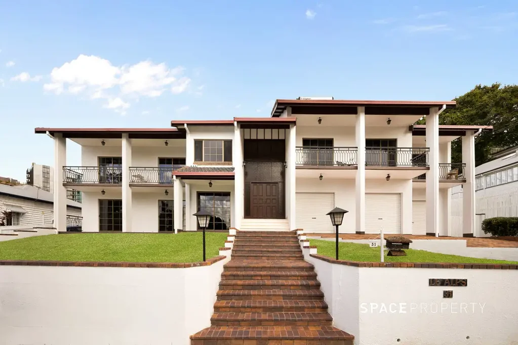 Toowong 6房 Toowong的地标性房产，拥有无限可能！ A Landmark Toowong Property with Endless Possibilities!