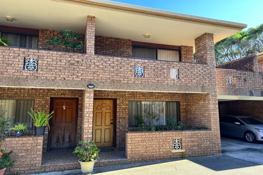 IDEALLY LOCATED TOWNHOUSE