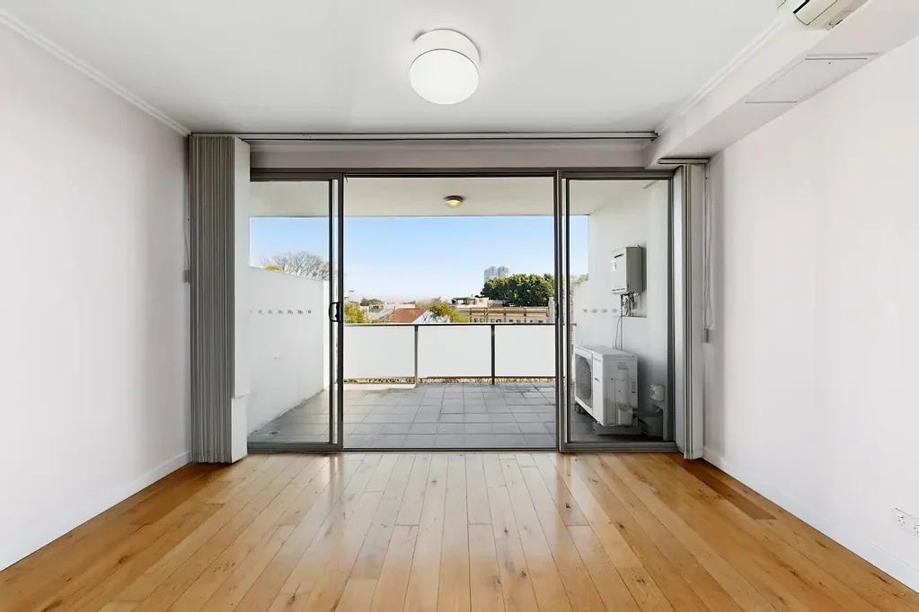 Spacious One Bedroom Apartment Close to Station