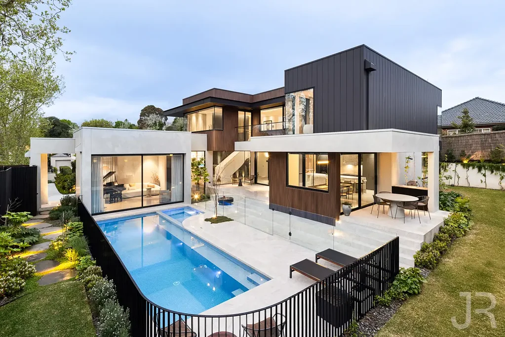 2/44 Langmore Lane, Berwick, VIC 3806